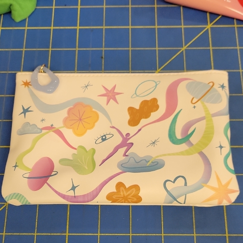 Stars Eyes Heart Space Cream Pastel Zipper Clousure 7" X 5"